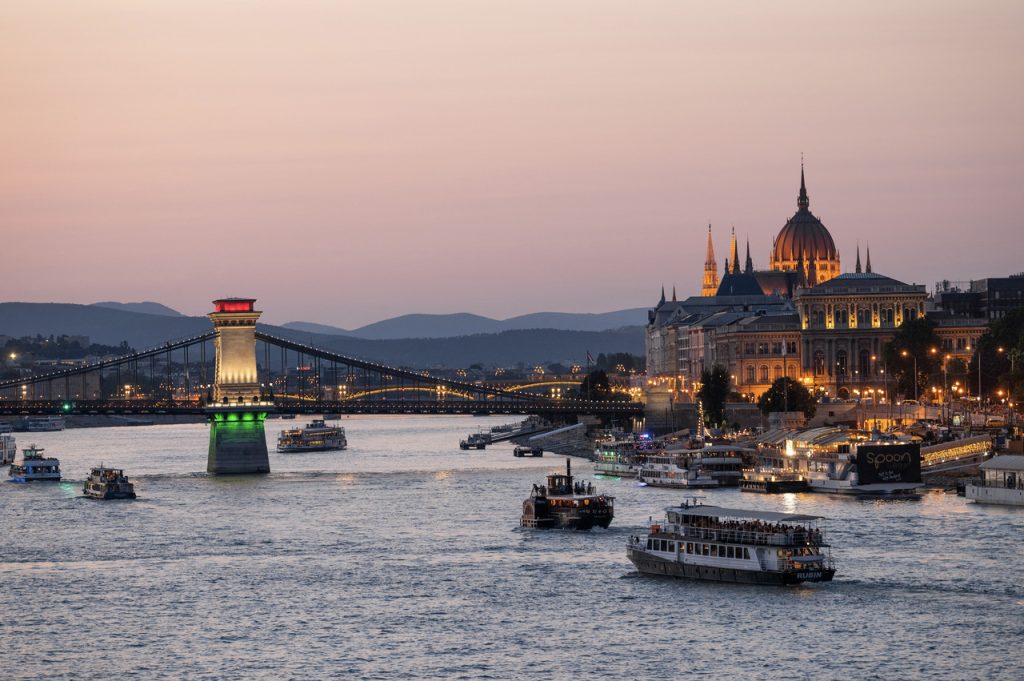 Link by Link 5 Link by Link | A preset color scheme displays the pride of the Hungarian people | Photo: A-Híd Zrt