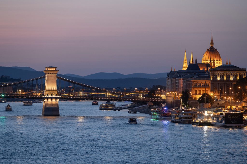 Link by Link 2 Link by Link | The Széchenyi Chain Bridge’s soft light reflects off the Danube’s waters | Photo: A-Híd Zrt