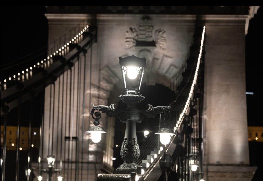 Link by Link 3 Link by Link | Three-pronged candelabras are equipped with modern LED engines | Photo: A-Híd Zrt