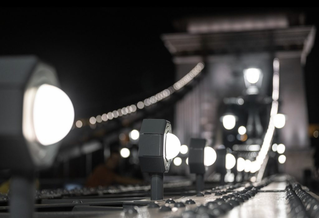 Link by Link 4 Link by Link | LEDs replaced the compact fluorescent bulbs that comprised the light dots on the bridge | Photo: A-Híd Zrt