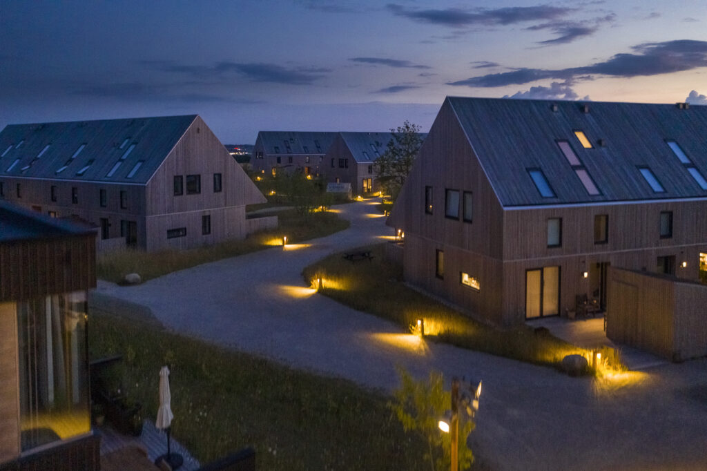 Low-level luminaires keep the light source out of view for better adaptation. | Photo: Torben Eskerod